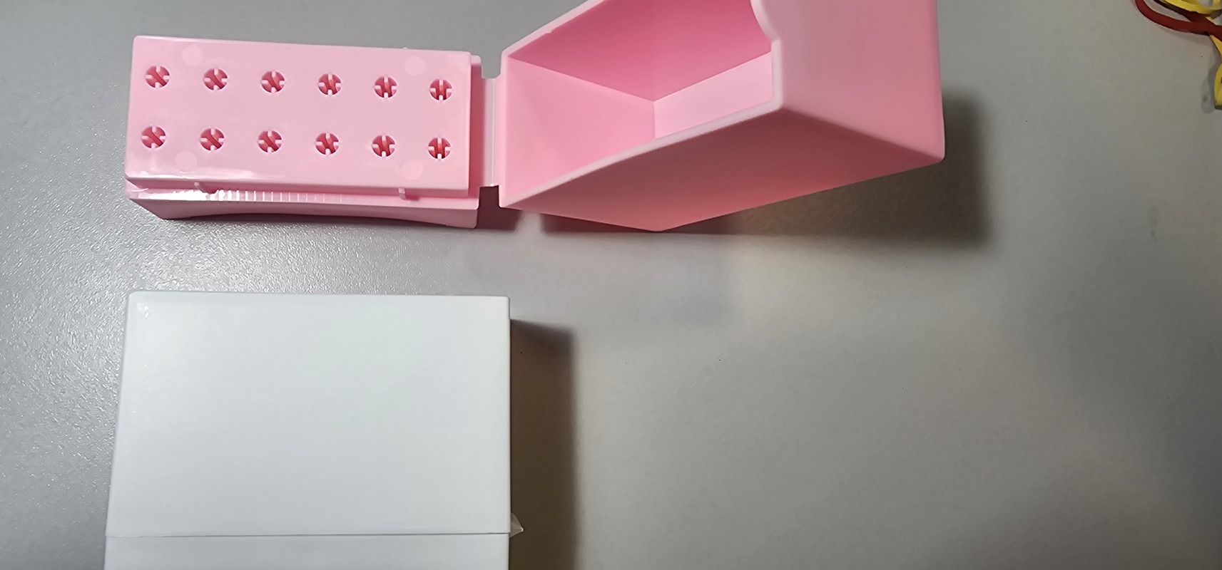 Бокс Пластиковый Для Фрез с крышкой,белый/розовый-img-0